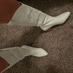 WHITE COWGIRL BOOTS